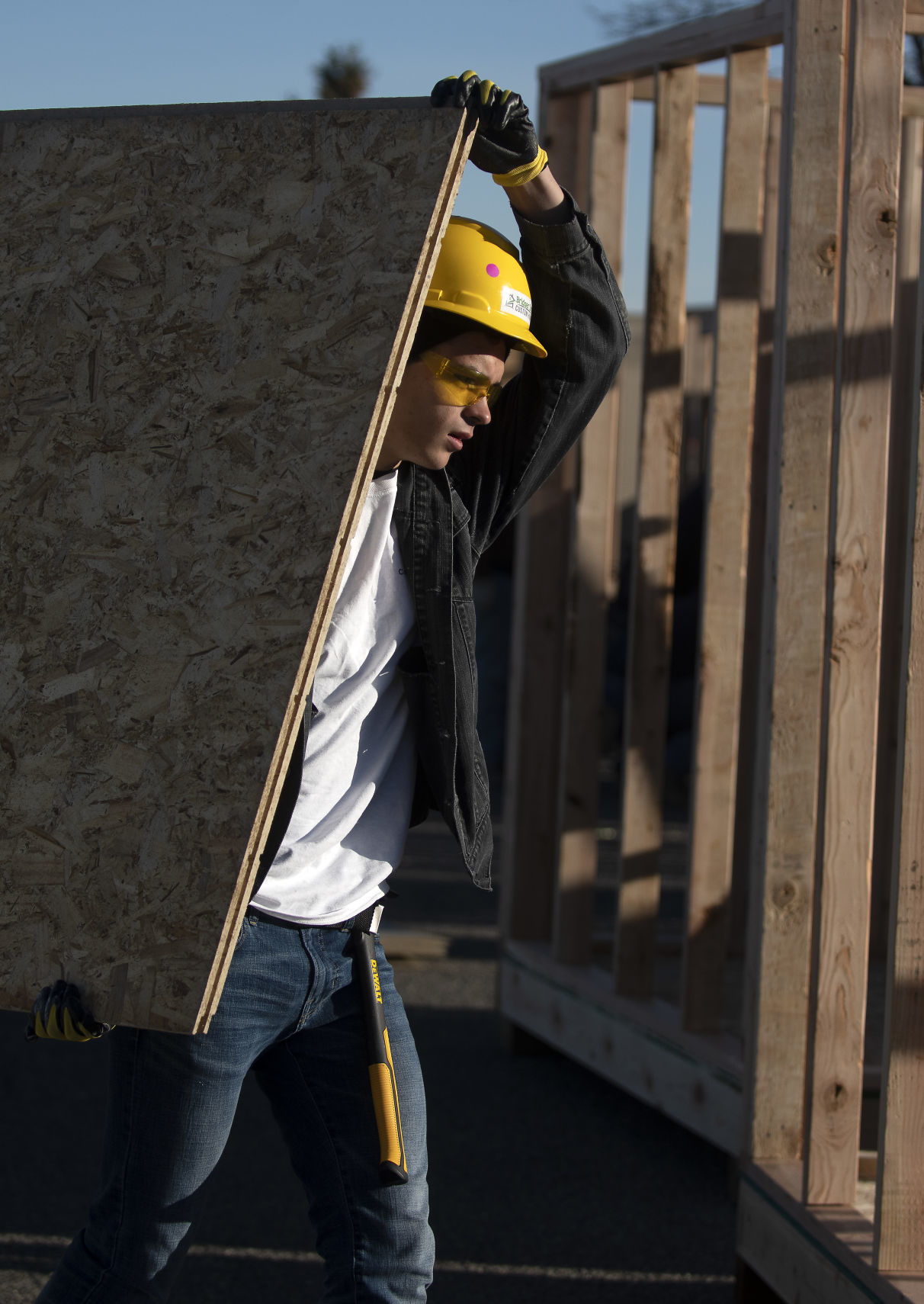 Students build for veterans